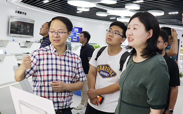 劉燕副主任一行參觀數(shù)字三農展廳