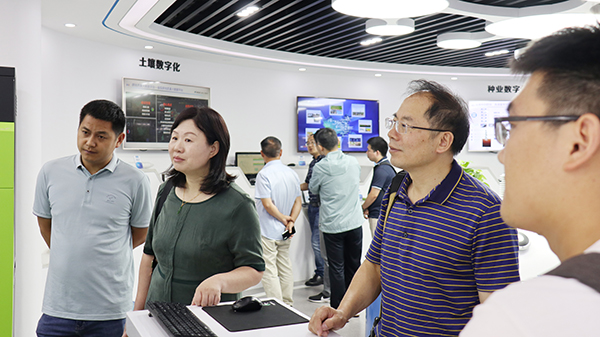 劉燕副主任一行參觀數(shù)字三農展廳