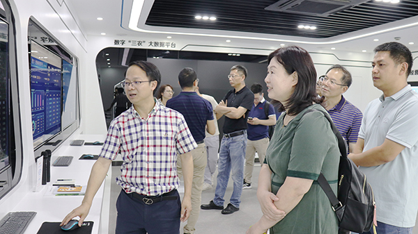 劉燕副主任一行參觀數(shù)字三農展廳