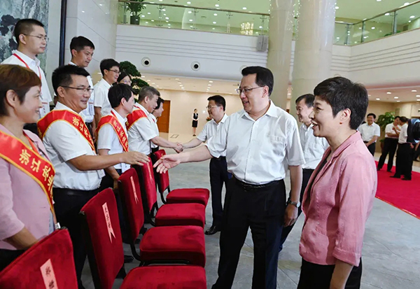 省委書記、省人大常委會(huì)主任袁家軍，省委副書記、省長(zhǎng)鄭柵潔看望省農(nóng)業(yè)科技突出貢獻(xiàn)者和先進(jìn)工作者