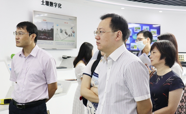 劉兵院長(zhǎng)一行參觀托普云農(nóng)數(shù)字三農(nóng)展廳