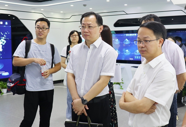 劉兵院長(zhǎng)一行參觀托普云農(nóng)數(shù)字三農(nóng)展廳
