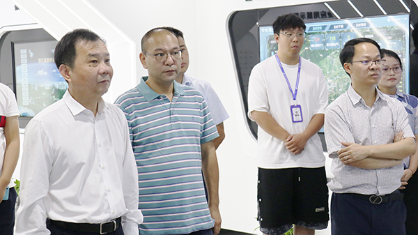 柴世民局長(zhǎng)一行參觀托普云農(nóng)數(shù)字三農(nóng)展廳