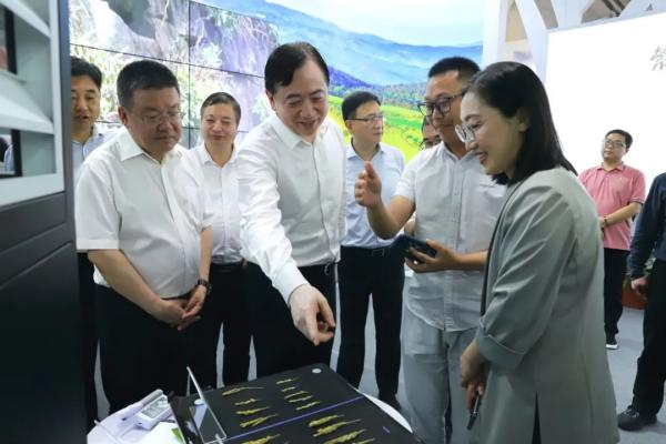 浙江省人大常委會(huì)副主任劉忻、浙江省農(nóng)業(yè)農(nóng)村廳廳長(zhǎng)王通林一行蒞臨托普云農(nóng)展位