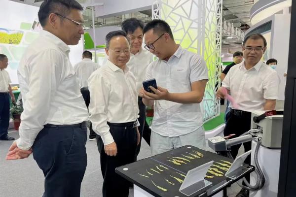 浙江省政協(xié)副主席陳小平、浙江省農(nóng)業(yè)農(nóng)村廳副廳長(zhǎng)蔡元杰、浙江省種子管理總站站長(zhǎng)施俊生一行蒞臨托普云農(nóng)展位