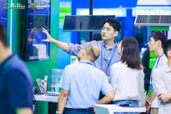 參會嘉賓參觀“田保姆”便民服務應用